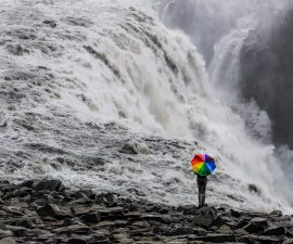 Parapluie made in france au bord d'une cascade