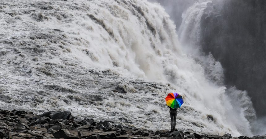 Parapluie made in france au bord d'une cascade