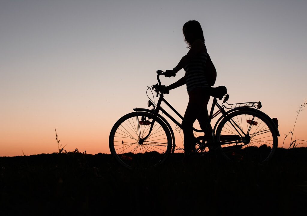 personne utilisant un vélo pour des vacances plus écologiques