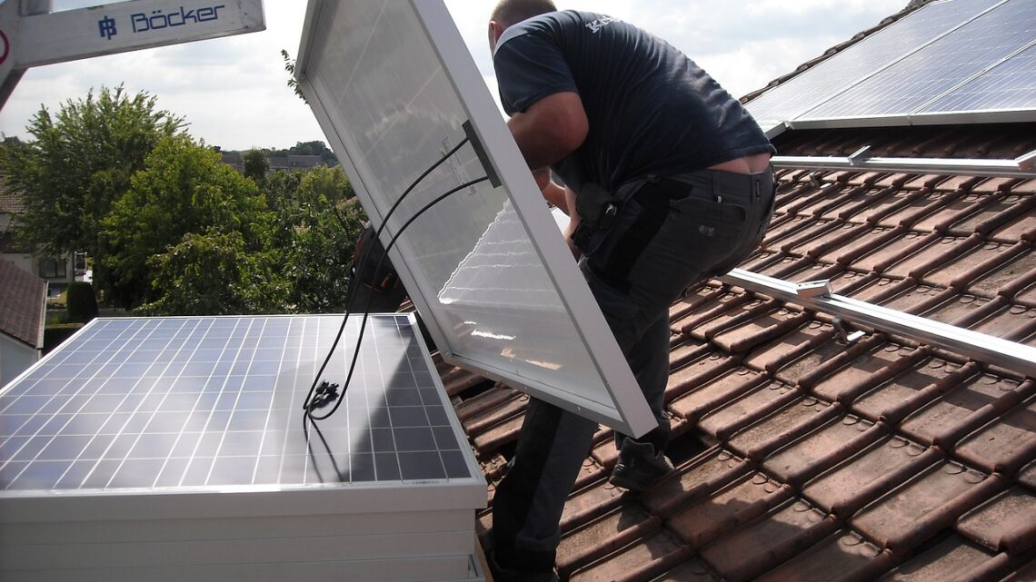 Peut-on installer soi-même ses panneaux photovoltaïques ?